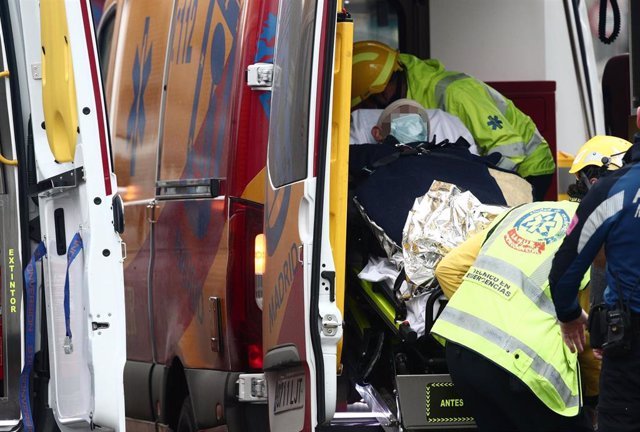 Varios trabajadores sanitarios introducen a un herido en una ambulancia momentos posteriores a una fuerte explosión registrada la calle Toledo que ha hundido varias plantas de un edificio, en Madrid, (España), a 20 de enero de 2021. La explosión, que se h