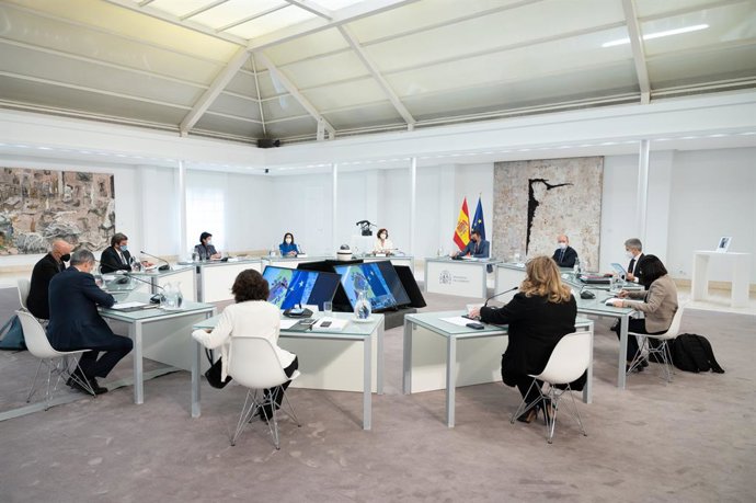 El presidente del Gobierno, Pedro Sánchez (4d), acompañado de los ministros Carolina Darias, Fernando Grande-Marlaska (2d); Juan Carlos Campo (3d); Carmen Calvo (5d), Margarita Robles (5i), Isabel Celaá (4i), José Luis Escrivá (3i), en Moncloa.