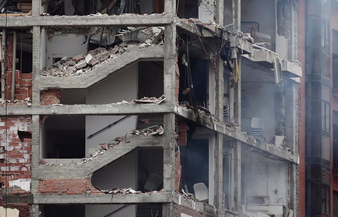 Aspecto de un inmueble momentos posteriores a una fuerte explosión registrada la calle Toledo que ha hundido varias plantas del edificio, en Madrid, (España), a 20 de enero de 2021. La explosión se ha producido minutos antes de las tres de la tarde y co