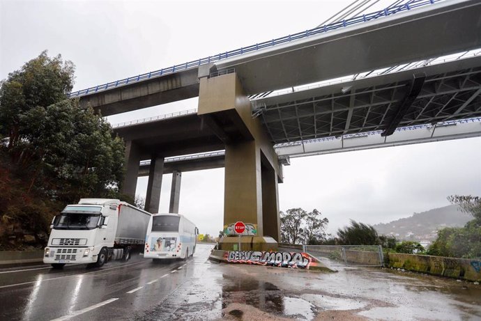 Varios coches pasan por baixo da Ponte de Rande após o esborralle dun elevador, en Vigo, Pontevedra, Galicia (España), a 20 de xaneiro de 2021