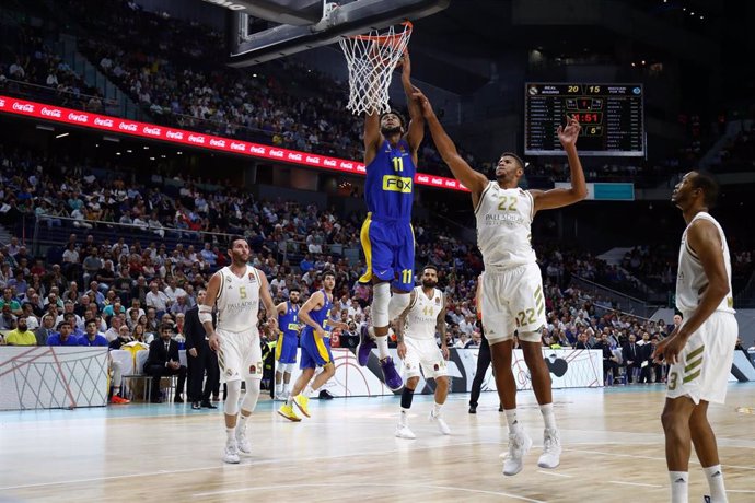 Dorsey (Maccabi) y Tavares (Real Madrid)