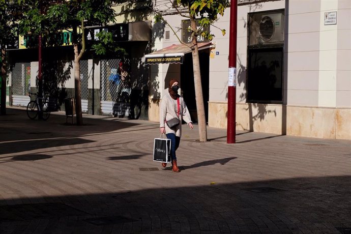 Una persona pasea en un día soleado en Melilla, a 17 de enero de 2021. 