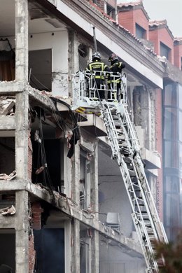 Dos bomberos trabajan en un inmueble momentos posteriores a una fuerte explosión registrada la calle Toledo 