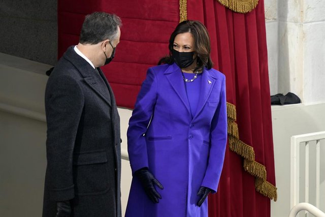 Kamala Harris jura com a vicepresidenta dels EUA.