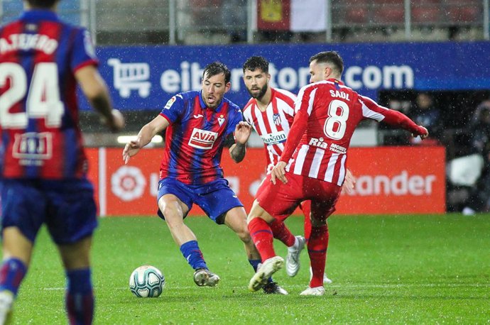 EIBAR, SPAIN - JANUARY 18: Sergi Enrich of Eibar and Saul Niguez, of Atletico de Madrid fight for the ball during La Liga  football match,  played between Eibar and Atletico de Madrid at Ipurua stadium on January 18, 2020 in Eibar, Guipuzcoa, Spain.