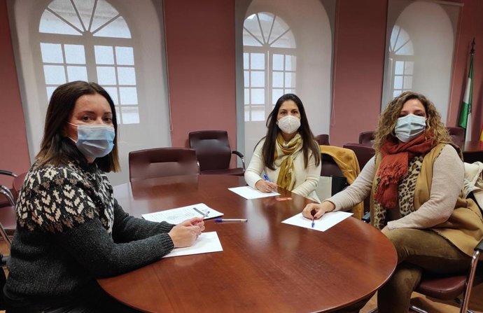 Encuentro de la delegada de Comercio del Ayuntamiento de Alcalá de Guadaíra (Sevilla), Ángeles Ballesteros, con representantes agencias de viaje.