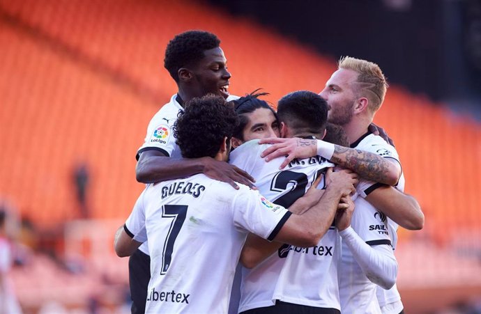 Los jugadores del Valencia celebran un gol en LaLiga Santander 2020-2021
