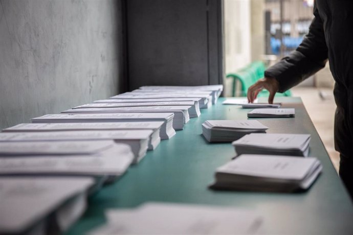 Papeletas en un colegio en Barcelona, en las elecciones generales del 10N de 2019