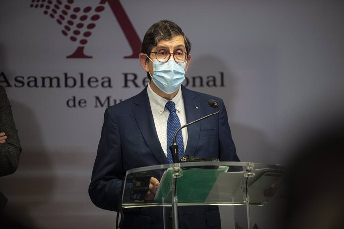 El conseller de Salut, Manuel Villegas, intervé durant una roda de premsa en la qual ha negat que vaja a dimitir per vacunar-se de Covid-19 tant ell com a funcionaris i alts crrecs de la Conselleria i del Servici Murci de Salut (SMS)