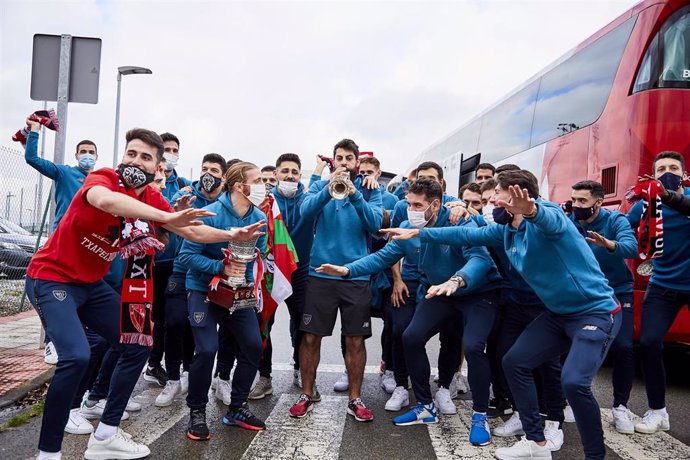 Asier Villalibre toca la trompeta en la llegada del Athletic a Bilbao tras conquistar la Supercopa de España