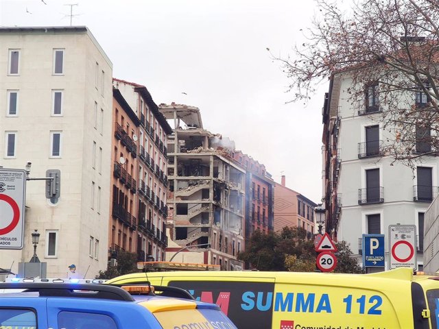Ambulancias del Summa 112 y vehículos del Samur Social momentos posteriores a una fuerte explosión registrada la calle Toledo que ha hundido tres plantas de un edificio, en Madrid, (España), a 20 de enero de 2021. La explosión se ha producido minutos ante