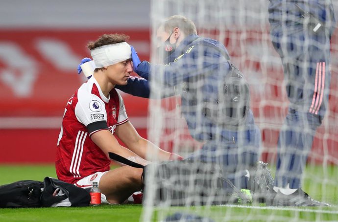29 November 2020, England, London: Arsenal's David Luiz receives treatment after a clash of heads with Wolverhampton Wanderers' Raul Jimenez (not pictured) during the English Premier League soccer match between Arsenal and Wolverhampton Wanderers at the
