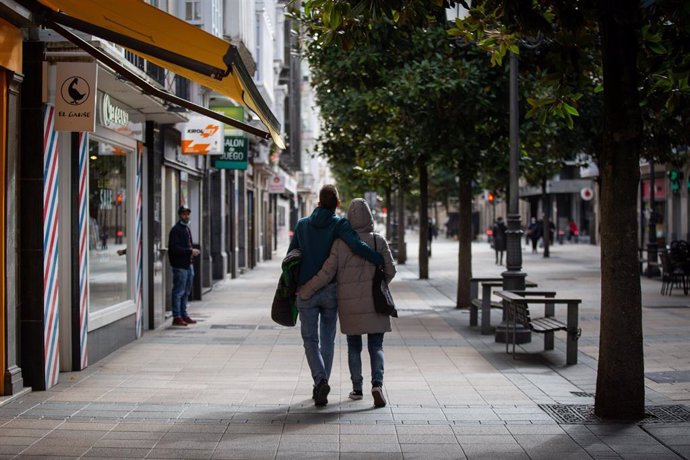 Una pareja camina por el centro de Vitoria un día después de la petición del Gobierno vasco de la declaración del estado de alarma, el pasado mes de octubre