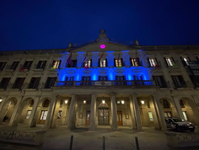 Fachada del ayuntamiento de vitoria iluminada de azul con motivo del centenario del Deportivo alavés
