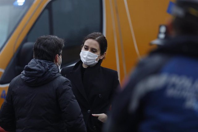 La presidenta de la Comunidad de Madrid, Isabel Díaz Ayuso, en la zona cercana a un inmueble momentos posteriores a una fuerte explosión registrada la calle Toledo que ha hundido varias plantas del edificio, en Madrid, (España), a 20 de enero de 2021. 