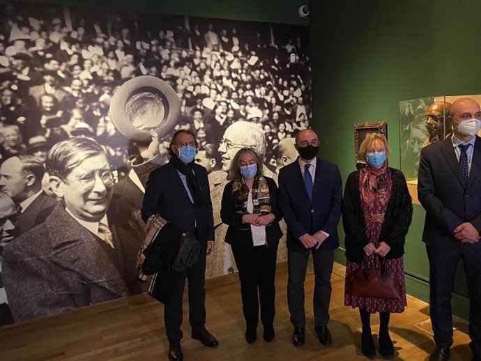 El presidente del Gobierno de Aragón, Javier Lambán, visita en Madrid la exposición 'Azaña: intelectual y estadista'.