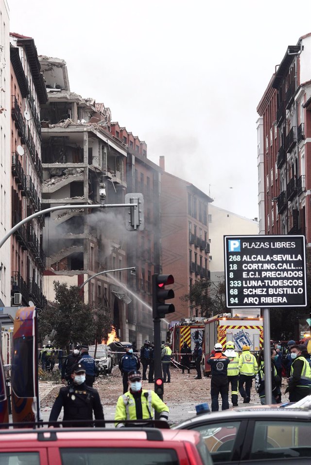 Aspecto de un inmueble momentos posteriores a una fuerte explosión registrada la calle Toledo que ha hundido varias plantas del edificio, en Madrid, (España), a 20 de enero de 2021. La explosión, que se ha producido minutos antes de las tres de la tarde, 