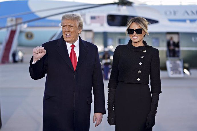 El presidente de los Estados Unidos, Donald Trump, hace un gesto al llegar con la primera dama, Melania Trump, a una ceremonia de despedida en laBasede la Fuerza AéreaAndrews, Maryland, Estados Unidos, a 20 de enero de 2021. Trump abandona Washington