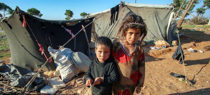 Niños en un campamento en el desierto en el sur rural de la provincia de Homs, en Siria.