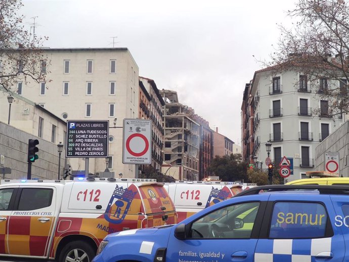 Ambulancias del Summa 112 y vehículos del Samur Social momentos posteriores a una fuerte explosión registrada la calle Toledo que ha hundido tres plantas de un edificio, en Madrid, (España), a 20 de enero de 2021. La explosión se ha producido minutos an