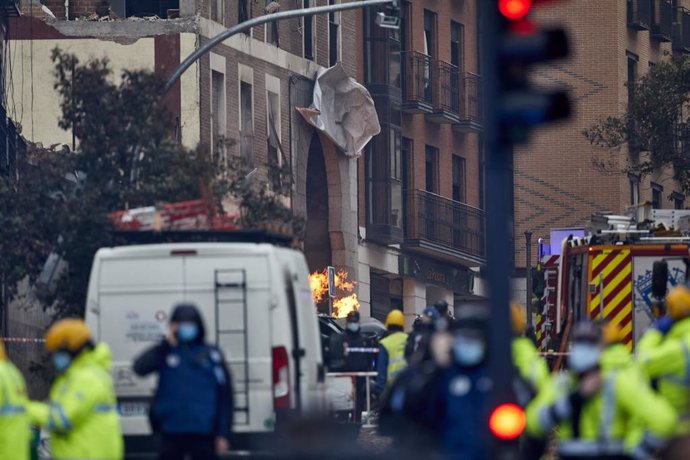 Agentes de la Policía Nacional y del SAMUR momentos posteriores a una fuerte explosión registrada en la calle Toledo que ha hundido varias plantas del edificio, en Madrid, (España), a 20 de enero de 2021.   