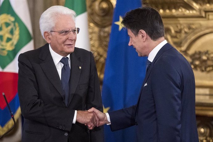 El presidente de Italia, Sergio Mattarella, estrecha la mano al primer ministro, Giuseppe Conte. 