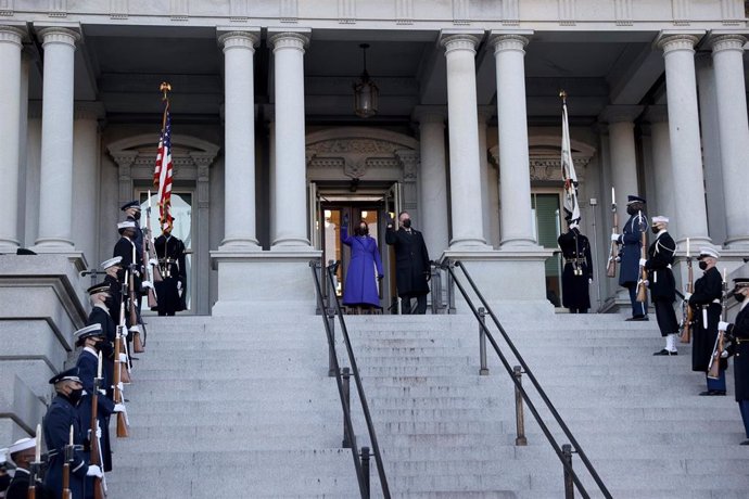 La vicepresidenta de Estados Unidos, Kamala Harris, acompañada de su marido a su llegada al Edifcio Eisenhower.