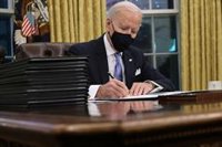 Biden firma sus primeros decretos como presidente, incluido el uso de mascarilla en edificios federales
