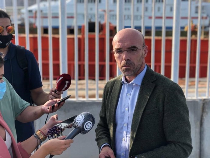 Jorge Buxadé (Vox) junto al Puerto de Almería