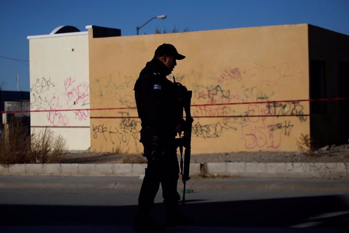 Policía vigila una escena del crimen donde atacantes desconocidos mataron a cuatro hombres en un garaje, según los medios de comunicación locales, en Ciudad Juárez, México, el 7 de febrero de 2018
