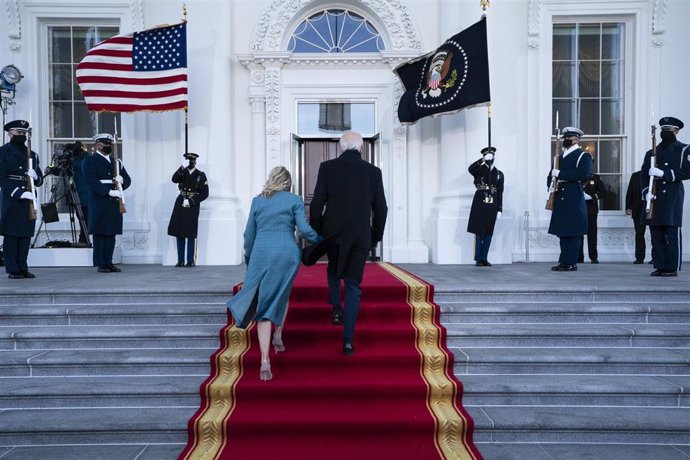El presidente de Estados Unidos, Joe Biden, junto a su mujer, Jill Biden, entrando a la Casa Blanca tras su investidura.