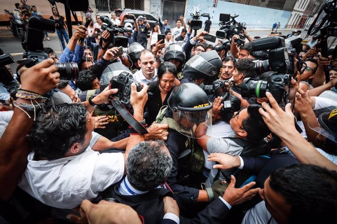 28 January 2020, Peru, Lima: Head of the Peruvian opposition Keiko Fujimori (C) escorted by the police to the entrance of the courthouse. Photo: Renato Pajuelo/Agentur Andina/dpa
