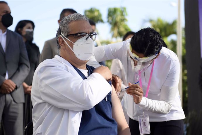 Un médico de un hospital de Morelos, México, recibe la vacuna del coronavirus.