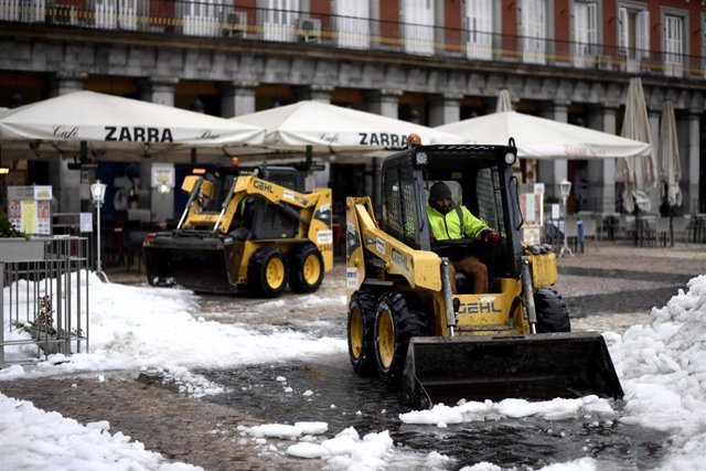 Dos máquinas excavadoras continúan con las tareas de limpieza de calles tras la gran nevada provocada por la borrasca ‘Filomena’, en la Plaza Mayor, Madrid (España), a 20 de enero de 2021. ‘Filomena’ dejó paso ayer al temporal de lluvias 'Gaetán' que comp