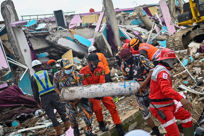 Trabajos de rescate tras un terremoto en la isla de Célebes, Indonesia