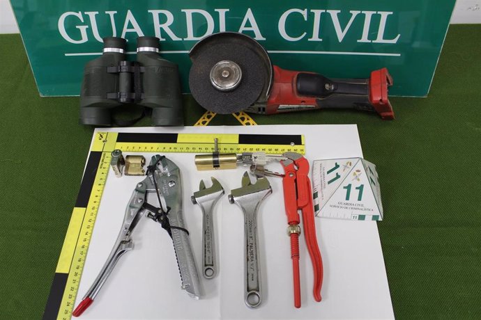 Objetos intervenidos por la Guardia Civil tras detener a cuatro personas por robos en la merindad de Estella.