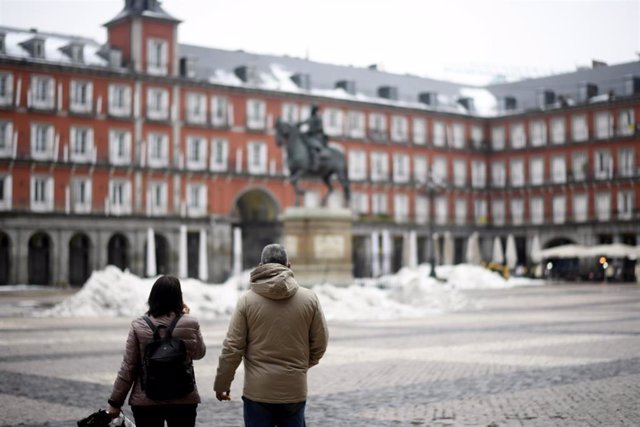 Una persona camina por la Plaza Mayor de Madrid.