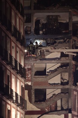 Bombers amb llanternes a l'immoble afectat moments posteriors de la forta explosió registrada al carrer Toledo que ha enfonsat diverses plantes de l'edifici. Madrid (Espanya), 20 de gener del 2021.