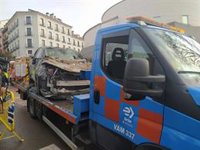 Policía Municipal retira los vehículos dañados por los cascotes y una gran grúa entra a la zona