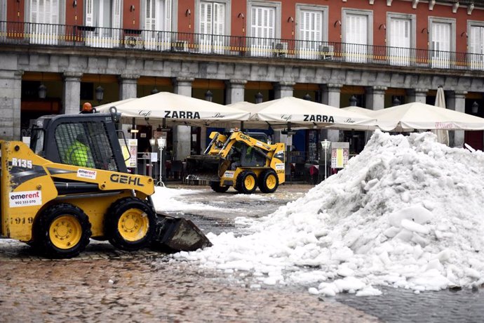 Dos máquinas excavadoras continúan con las tareas de limpieza de calles tras la gran nevada provocada por la borrasca Filomena, en la Plaza Mayor, Madrid (España), a 20 de enero de 2021. Filomena dejó paso ayer al temporal de lluvias 'Gaetán' que co