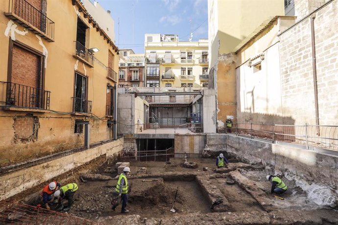 Varios obreros en los trabajos de rehabilitación del Palacio de Valeriola, en Valncia, Comunitat Valenciana (España)