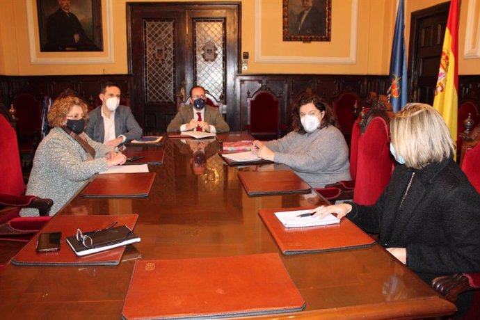 Los concejales Mario Arias y Javier Cuesta durante la reunión con representantes del AMPA del Colegio de Educación Especial de Latores, con la diputada regional del Partido Popular, Gloria García, a la izquierda.