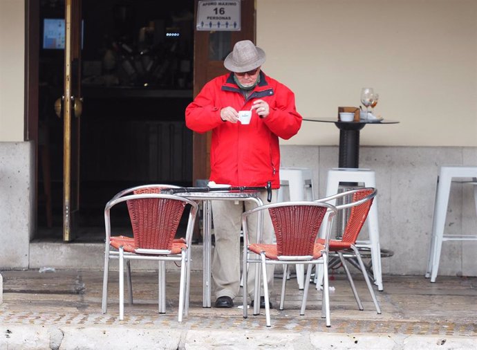Un hombre toma un café en un bar de Tordesillas, Valladolid (España), a 20 de enero de 2021. A través de un bando municipal el Ayuntamiento de Tordesillas pidió a los 8.000 vecinos un autoconfinamiento voluntario. 