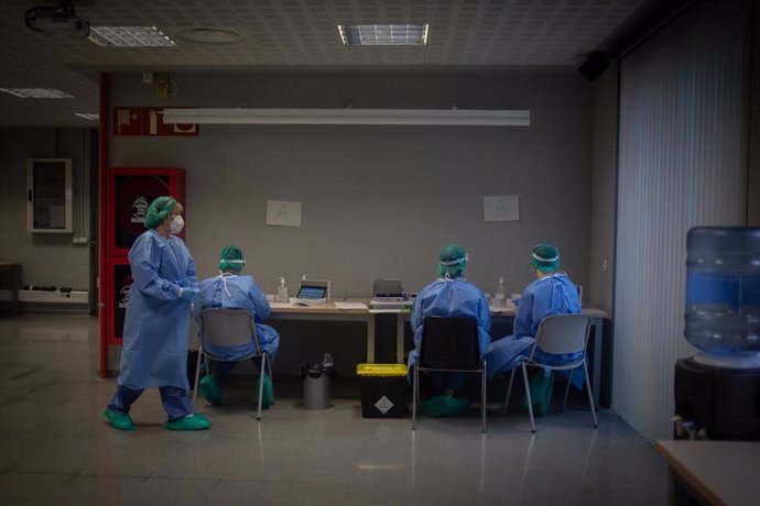 Varios sanitarios en un dispositivo de cribados masivos en el barrio del Raval, en Barcelona (España), a 7 de diciembre de 2020. 
