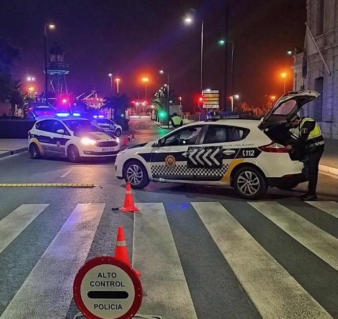 La Policía Local disuelve dos fiestas en viviendas, sanciona a un restaurante por incumplir el horario y denuncia a 18 personas por no usar mascarillas y estar más personas agrupadas de las permitidas en Alicante