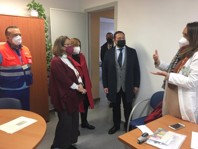 Visita de Sánchez y Serrano a instalaciones del Distrito sanitario Aljarafe Sevilla Norte