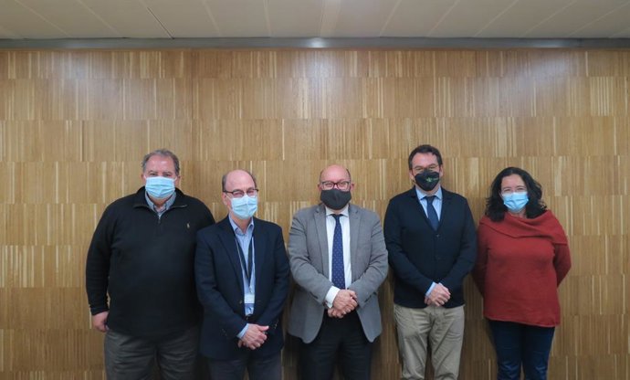 Dr. Xavier Corbella y Dr. Albert Balaguer, decano y vicedecano de la Facultad de Medicina y Ciencias de la Salud de UIC Barcelona; Dr. Xavier Gil, rector de UIC Barcelona; Dr. Antoni Sisó, presidente de la Sociedad Catalana de Medicina Familia
