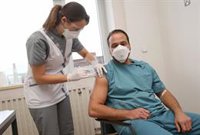 Los farmacéuticos dicen que la vacunación va bien pero "faltan vacunas" y ofrecen a las CCAA su colaboración