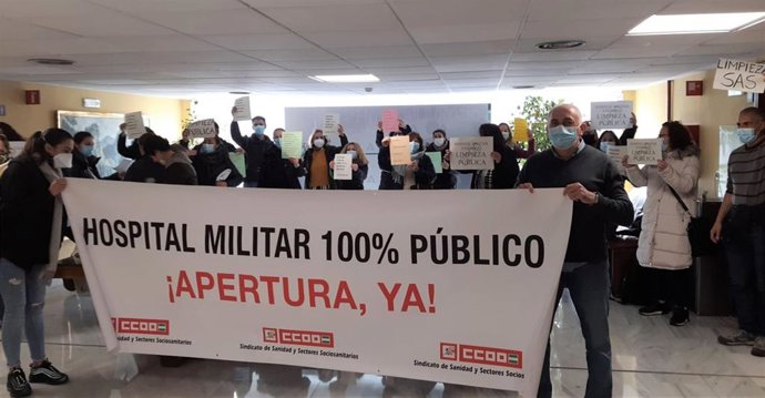 Concentración del personal de limpieza en el Virgen del Rocío