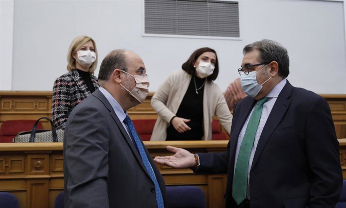 El vicepresidente de C-LM, José Luis Martínez Guijarro y el consejero de Sanidad, Jesús Fernández Sanz.